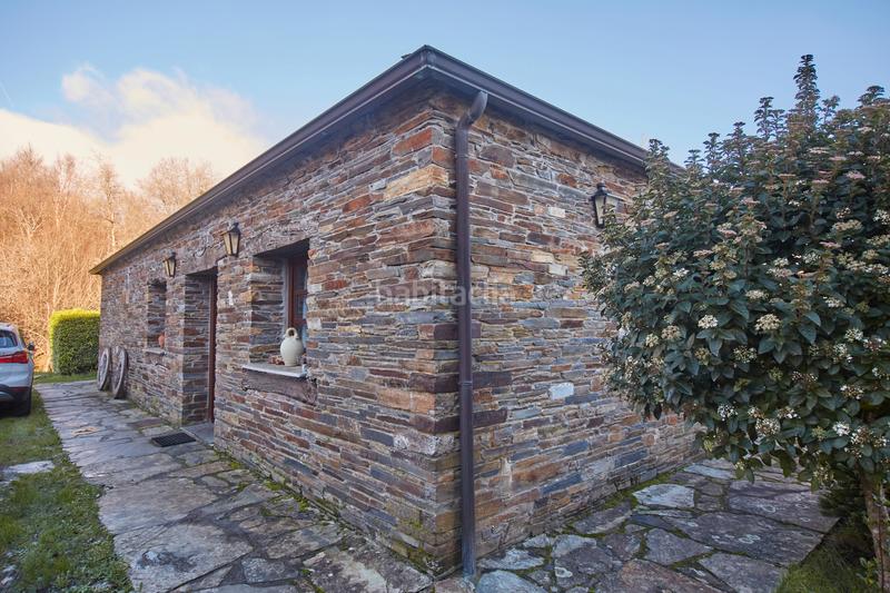 Foto e17b3a4d-f7a7-45b3-b2d9-d1beeeaa767c. Bauernhof mit kamin parking in Castroverde