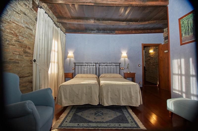 Foto f3dd752a-f2e9-4a3f-8c20-e01de43f4c70. Bauernhof mit kamin parking in Castroverde