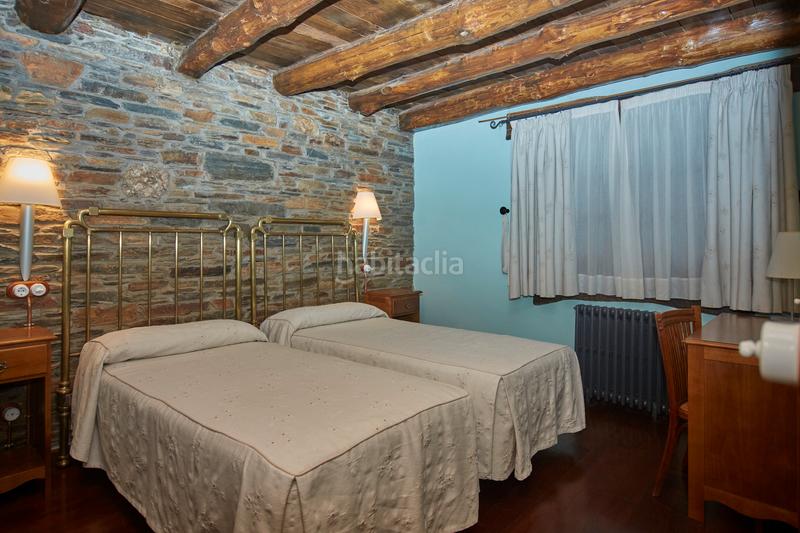 Foto ffb1e453-5dc3-4908-a293-caeb2f71a311. Bauernhof mit kamin parking in Castroverde