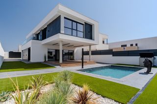 Casa aparellada  Calle calle tallín. Espectacular chalet pareado de diseño vanguardista con piscina y