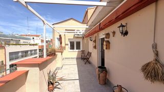 Miete Dachwohnung in Ibiza. Se alquila ático de dos dormitorios y dos baños en la calle maiq