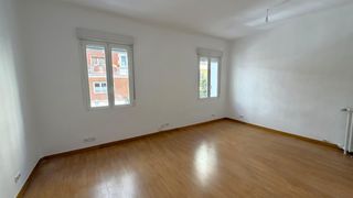 Location Appartement  Calle menorca. Amplio piso exterior junto al retiro