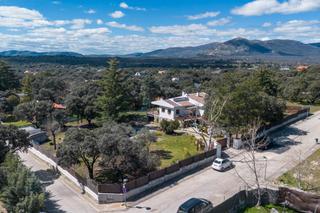 Xalet  Calle huelva. descubre tu oasis personal en valdemorillo!
