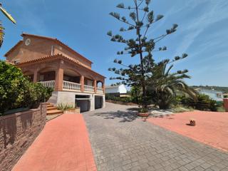 Chalet in Roda de Barà. Espectacular chalet en zona residencial