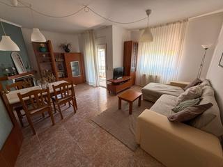 Casa adossada a Roda de Bar. Adosada de 150 m2 muy cerca del centro.