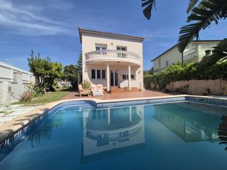 Chalet à Roda de Barà. Chalet con piscina en zona residencial