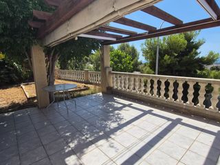Chalet à Roda de Barà. Chalet a 4 vientos pareado solo en garaje.