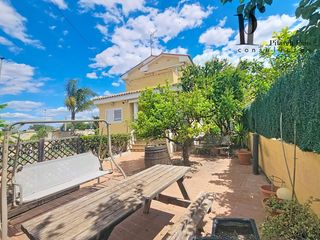 Casa en La Conarda. Chalet independiente con piscina en urbanizaci�n san l�zaro