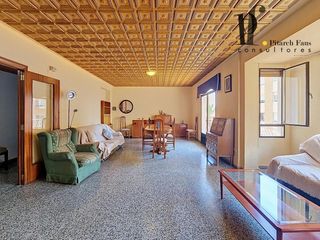 Appartement  Del poeta llorente. Un lienzo en el centro