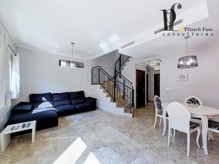 Maison jumelée  De los tulipans. Espectacular adosado de 4 hab. con buhardilla, terraza y piscina