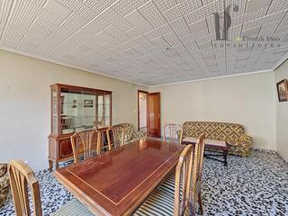 Casa a Benaguasil. Casa singular en benaguasil con 2 hogares en uno y espacio para