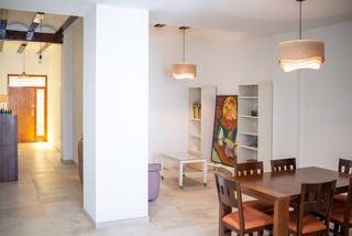 Haus  De colom. Casa de pueblo reformada con salida a dos calles en la pobla de