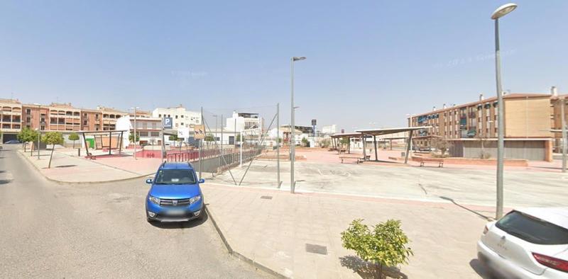 Foto caeef187-bda7-4a4e-8213-e8ab1138c130. Parking coche en puente genil en Población de Arroyo