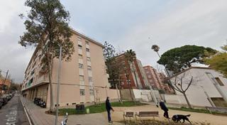 Pis  Casas i amigo. En barcelona