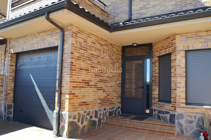 Foto 318979ec-15b5-4ec1-b934-3dd5fd774b7f. Reihenhaus mit parking pool in Torrejón de la Calzada