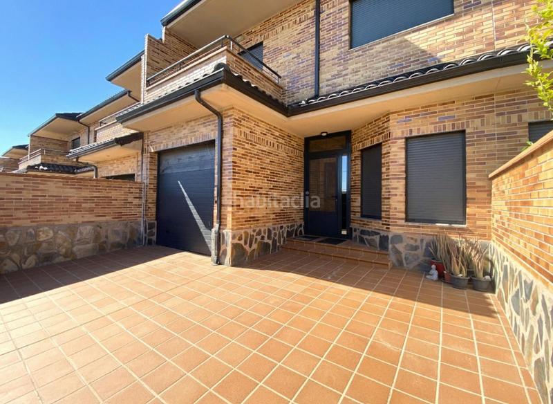 Foto 3a4fe025-dbb5-44b3-9398-fb7a21950290. Reihenhaus mit parking pool in Torrejón de la Calzada