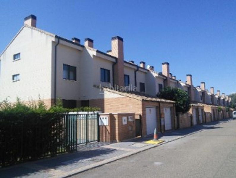 Foto 78e69f9c-e362-4704-9dc3-9170190a5b7e. Casa adossada amb aparcament a Población de Arroyo