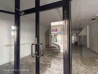 Local commercial à Carrer de puig i cadafalch 12. Estupendo local en el centro de cunit. ¡gran oportunidad!