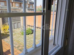 Foto 54621bcc-3898-4b05-9288-6db8009d40e2. Casa aparellada amb calefacció aparcament piscina a Coslada