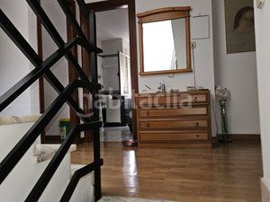 Foto 81b56794-ead6-4eaf-adfa-e07ec026af57. Casa aparellada amb calefacció aparcament piscina a Coslada