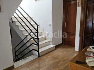 Foto e51e6d36-3b5b-44b2-b3c7-7a5f61498a8a. Casa aparellada amb calefacció aparcament piscina a Coslada