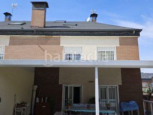 Foto f498665a-7322-4a85-a540-e492c6d93e6b. Casa aparellada amb calefacció aparcament piscina a Coslada