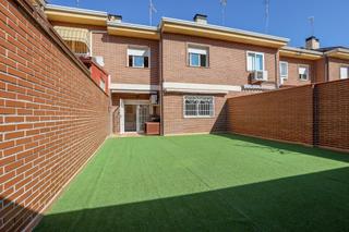 Casa a schiera in Restón I-Restón II. Chalet adosado zona la villa con patio de 80 metros