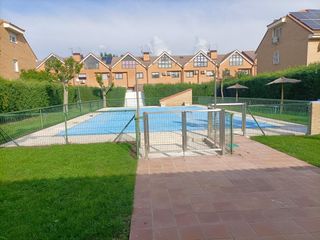 Semi detached house in Restón I-Restón II. Gran adosado en venta zona reston con hermosas vistas