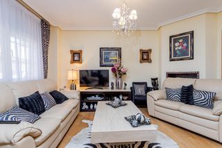 Casa a schiera in Restón I-Restón II. Señorial adosado en urbanización residencial la praderita