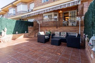 Casa adossada a Restón I-Restón II. Señorial adosado en urbanización residencial la praderita