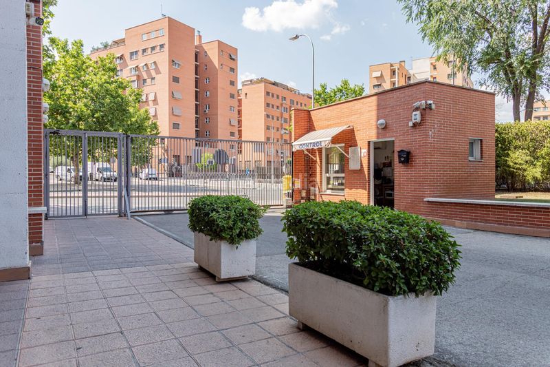 Foto 18d4a443-8b66-4d84-a620-09cad9b546e3. Pis amb calefacció aparcament piscina a Valdebernardo-Valderribas Madrid