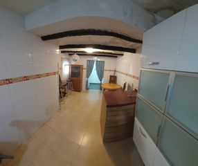 Maison à Belinchón. Gran casa , que puede convertirse en 2, con patio, garaje, y var