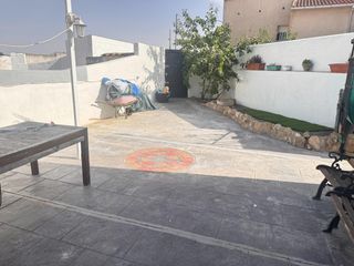 Casa a Belinchón. Gran casa , que puede convertirse en 2, con patio, garaje, y var