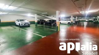 Aparcament cotxe a Centre. Parking en c. gurrea sallares i pla de sabadell