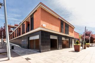 Location Local commercial à Poble - Casc Antic. Local , nuevo, esquinero y luminoso en el corazón de castellar d