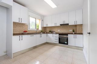 Casa a Puigpelat. Encantadora casa unifamiliar de 4 hab. con amplio parking y boni