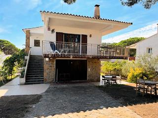 Casa  Carrer olives. Villa de 216m² con 5 dormitorios, 2 baños y piscina privada posi