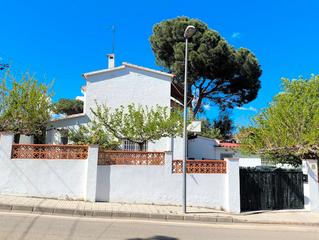 Casa  Carrer santa coloma. Casa de 101m² con 4 dormitorios, 2 baños, 500m de la playa