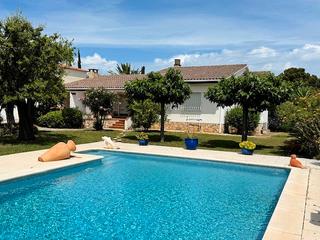Casa  Carrer oliveres. Villa de 180m²,con 3 dormitorios, garaje y piscina privada