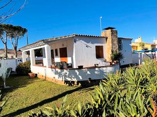 Casa  Carrer romaní. Casa independiente con piscina privada y 3 dormitorios