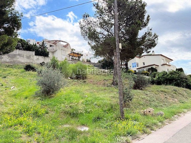 Foto 8e56efe1-3f3d-49ca-8911-c97bbdb3ec59. Terreny residencial a Montgó Escala (L´)