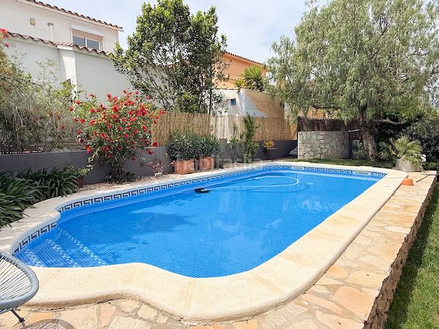 Foto 6cfaf0cf-51d0-4669-a293-f9ac3f3926d3. Xalet amb xemeneia calefacció aparcament piscina a Escala (L´)