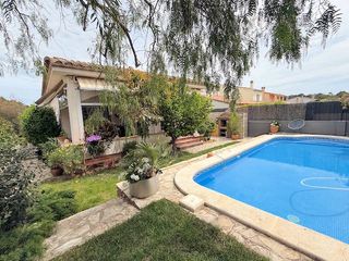Chalet in Eixample Residencial. Villa de 3 dormitorios, 2 baños, 148 m², construida en 2002