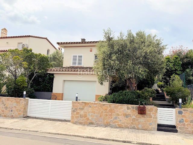 Foto 87175736-1939-4f91-b671-58c9e7f29591. Xalet amb xemeneia calefacció aparcament piscina a Escala (L´)