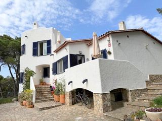 Chalet  Carrer empordà 22. Villa 192m2, con torre, parcela de 1.200m2 y vistas al mar