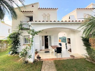 Casa  Carrer roger de flor 92. Casa con 124m2, 3 dormitorios, 2 baños y piscina comunitaria