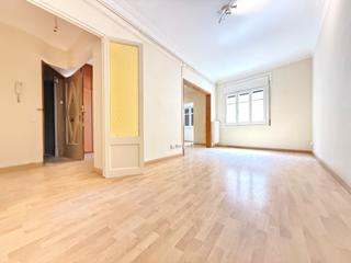 Etagenwohnung in Carrer de castanyer 2. Piso para reformar con gran potencial en la zona alta de barcelo