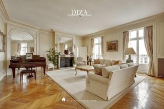 Pis a Jerónimos. Diza consultores les presenta piso señorial en edificio muy repr