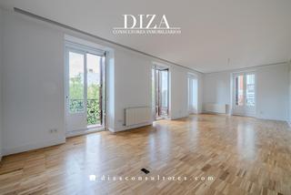 Etagenwohnung en Justicia-Chueca. Espectacular piso de esquina con 9 balcones en justicia