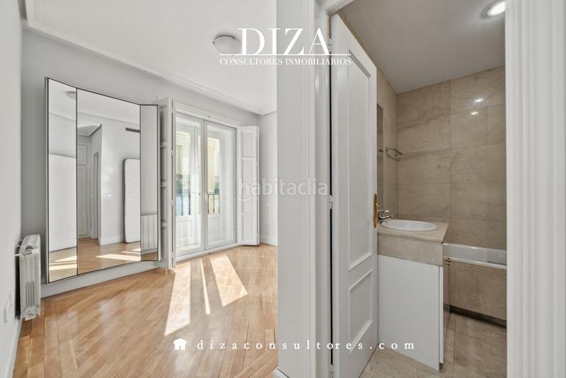 Foto 8d15db65-9f1f-4214-8131-4a5467ae5de2. Piso esquinazo con 6 balcones en justicia en Justicia-Chueca Madrid
